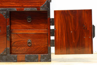 大振りの装飾金具で趣きのある庄内衣裳箪笥 BB3109