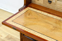 国産ステンドグラスが煌めく魅力的な造りのライティングビューロー BB3114