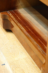 国産ステンドグラスが煌めく魅力的な造りのライティングビューロー BB3114