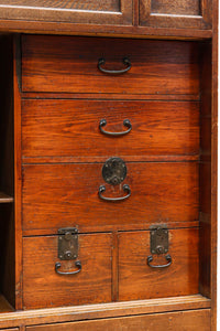 歴史ある味わい深いふすま絵の飛騨地方茶箪笥 BB3116