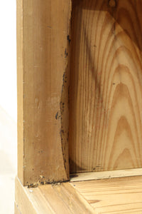 ゆらゆらガラスが引き立つ上品な佇まいをした三段重ねのレトロガラスケース BB3123