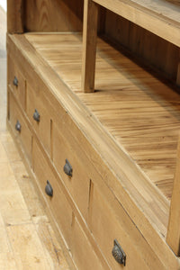 ゆらゆらガラスが引き立つ上品な佇まいをした三段重ねのレトロガラスケース BB3123