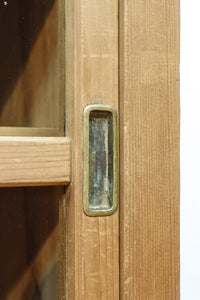 ゆらゆらガラスが引き立つ上品な佇まいをした三段重ねのレトロガラスケース BB3123