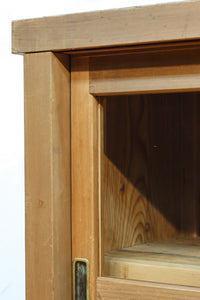 ゆらゆらガラスが引き立つ上品な佇まいをした三段重ねのレトロガラスケース BB3123