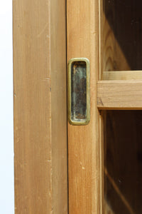 ゆらゆらガラスが引き立つ上品な佇まいをした三段重ねのレトロガラスケース BB3123