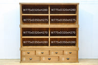 ゆらゆらガラスが引き立つ上品な佇まいをした三段重ねのレトロガラスケース BB3123