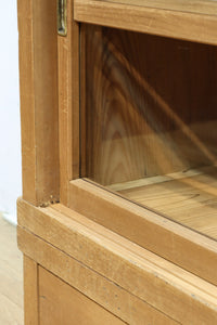 ゆらゆらガラスが引き立つ上品な佇まいをした三段重ねのレトロガラスケース BB3123