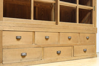 ゆらゆらガラスが引き立つ上品な佇まいをした三段重ねのレトロガラスケース BB3123