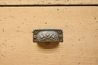 ゆらゆらガラスが引き立つ上品な佇まいをした三段重ねのレトロガラスケース BB3123