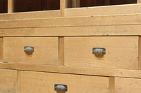 ゆらゆらガラスが引き立つ上品な佇まいをした三段重ねのレトロガラスケース BB3123