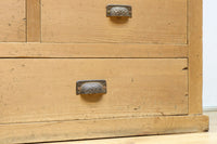 ゆらゆらガラスが引き立つ上品な佇まいをした三段重ねのレトロガラスケース BB3123