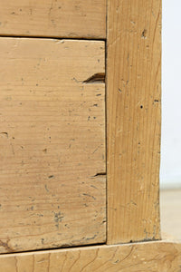 ゆらゆらガラスが引き立つ上品な佇まいをした三段重ねのレトロガラスケース BB3123