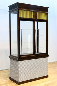 タイル細工を施したレトロ感溢れる稀少アンバー色ガラス4面ショーケース BB3124