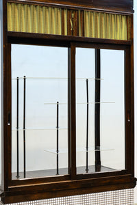 タイル細工を施したレトロ感溢れる稀少アンバー色ガラス4面ショーケース BB3124