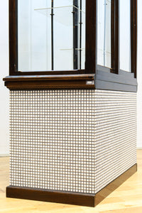 タイル細工を施したレトロ感溢れる稀少アンバー色ガラス4面ショーケース BB3124