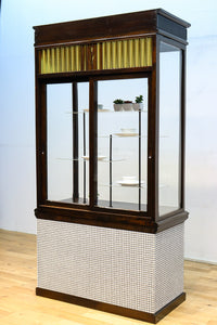 タイル細工を施したレトロ感溢れる稀少アンバー色ガラス4面ショーケース BB3124