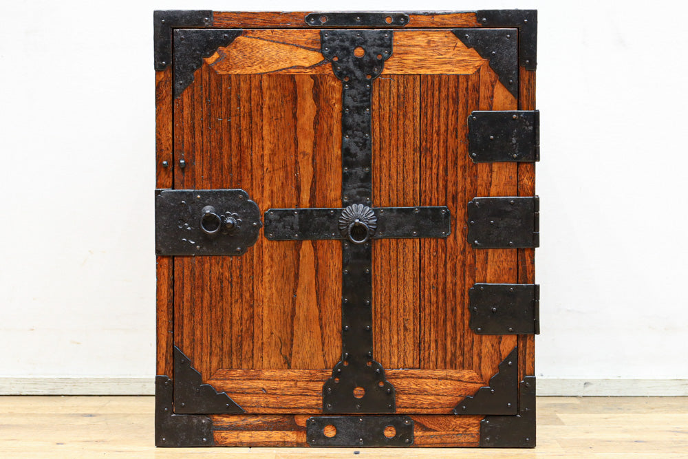 重厚な金具で覆われた貫禄のある船箪笥 BB3137 – 古福庵 [ KOFUKUAN