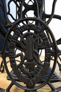 SINGER社のミシン台を活かしたレトロ感のあるテーブル BB3147