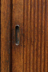 木枠デザインや蛇腹戸造りがお洒落なレトロ本棚 BB3150