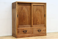 優美な杢目が流れる素地色の三方総欅収納箪笥 BB3153