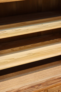 優美な杢目が流れる素地色の三方総欅収納箪笥 BB3153