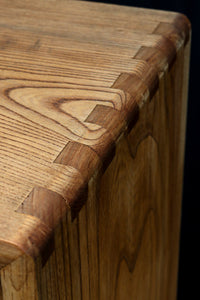 優美な杢目が流れる素地色の三方総欅収納箪笥 BB3153