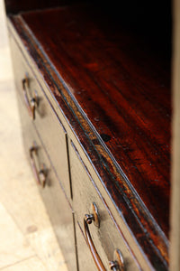 レトロな雰囲気纏う小型の総桐飾り棚 BB3158