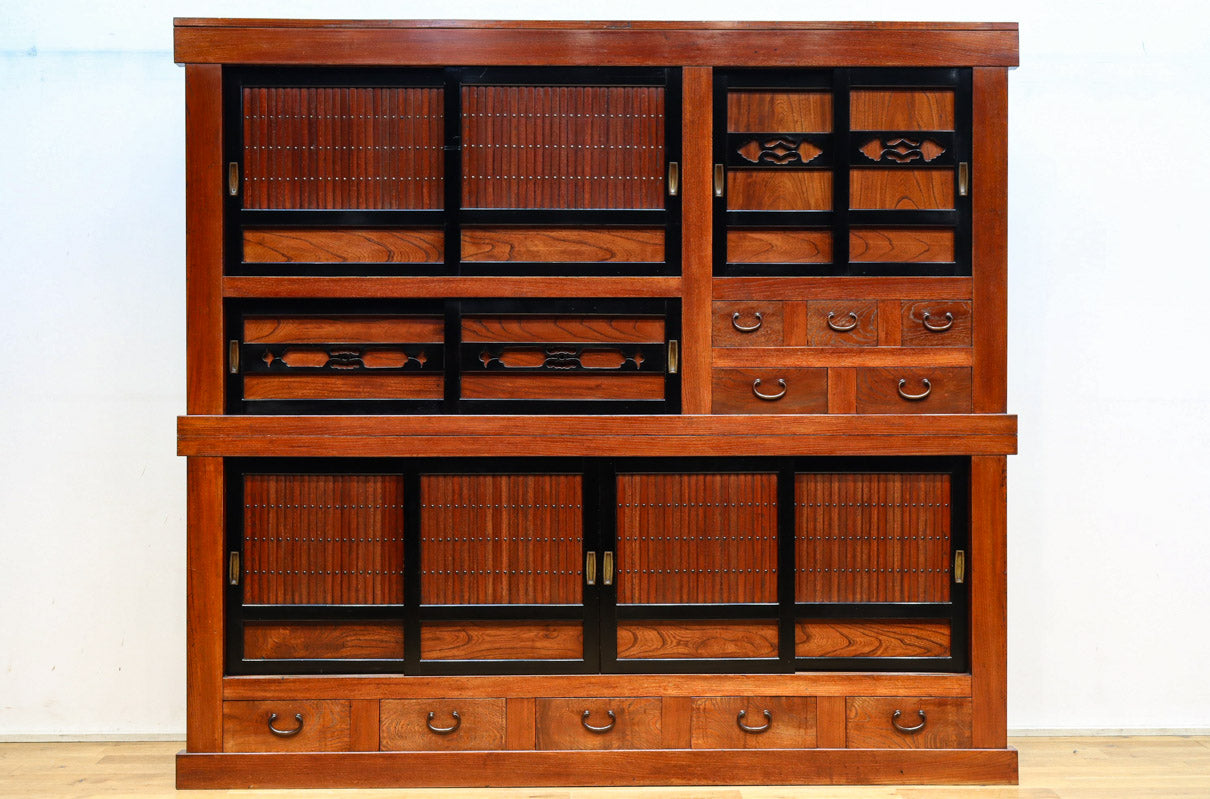 幅1960ミリ!! 四枚引き戸の壮観な造りで貫禄溢れる近江水屋箪笥 BB3173