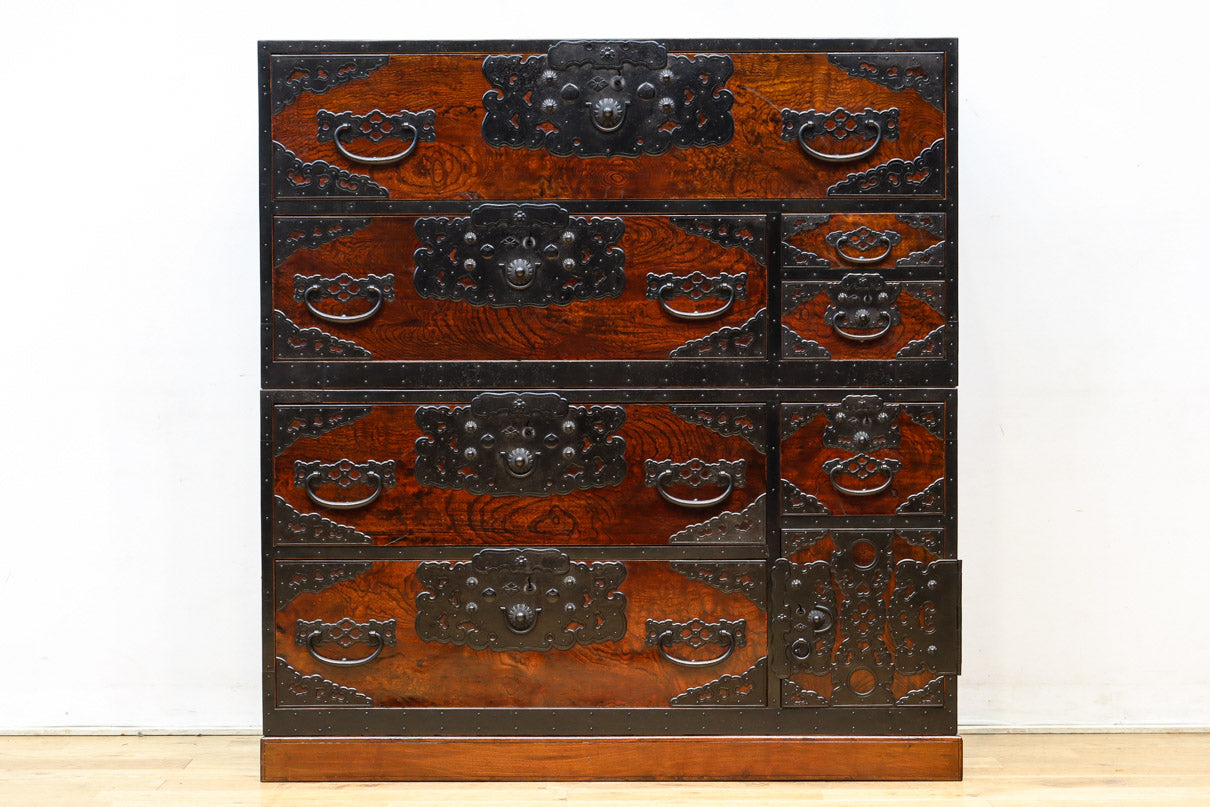 飾り金具を鏨（たがね）加工した　焼き杉の小ダンス 総桐からくり金庫箪笥【黒呂色】朱塗 | 加茂桐箪笥（桐たんす