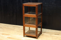 収納部分が3段に分割された使い易い脚高デザインのガラスケース BB3180