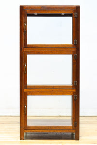 収納部分が3段に分割された使い易い脚高デザインのガラスケース BB3180