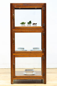 収納部分が3段に分割された使い易い脚高デザインのガラスケース BB3180