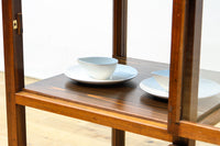 収納部分が3段に分割された使い易い脚高デザインのガラスケース BB3180