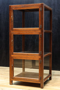 収納部分が3段に分割された使い易い脚高デザインのガラスケース BB3180