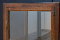 収納部分が3段に分割された使い易い脚高デザインのガラスケース BB3180