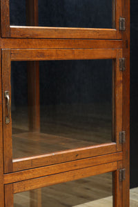 収納部分が3段に分割された使い易い脚高デザインのガラスケース BB3180