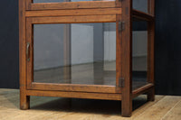 収納部分が3段に分割された使い易い脚高デザインのガラスケース BB3180