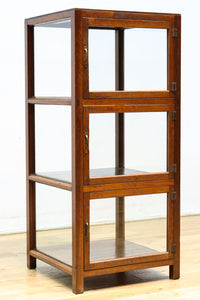 収納部分が3段に分割された使い易い脚高デザインのガラスケース BB3180