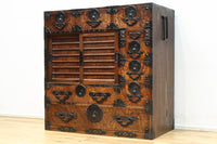 迫力ある杢目と金具の調和が貫禄を与える米沢帳場箪笥 BB3200