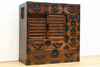 迫力ある杢目と金具の調和が貫禄を与える米沢帳場箪笥 BB3200