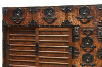 迫力ある杢目と金具の調和が貫禄を与える米沢帳場箪笥 BB3200