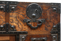 迫力ある杢目と金具の調和が貫禄を与える米沢帳場箪笥 BB3200