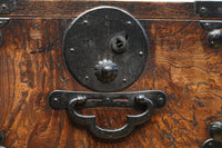 迫力ある杢目と金具の調和が貫禄を与える米沢帳場箪笥 BB3200