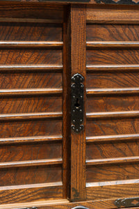 迫力ある杢目と金具の調和が貫禄を与える米沢帳場箪笥 BB3200