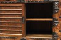 迫力ある杢目と金具の調和が貫禄を与える米沢帳場箪笥 BB3200