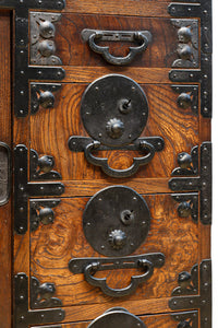 迫力ある杢目と金具の調和が貫禄を与える米沢帳場箪笥 BB3200