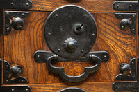 迫力ある杢目と金具の調和が貫禄を与える米沢帳場箪笥 BB3200