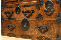 迫力ある杢目と金具の調和が貫禄を与える米沢帳場箪笥 BB3200