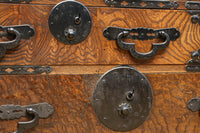 迫力ある杢目と金具の調和が貫禄を与える米沢帳場箪笥 BB3200