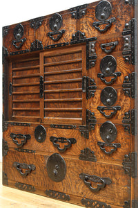 迫力ある杢目と金具の調和が貫禄を与える米沢帳場箪笥 BB3200